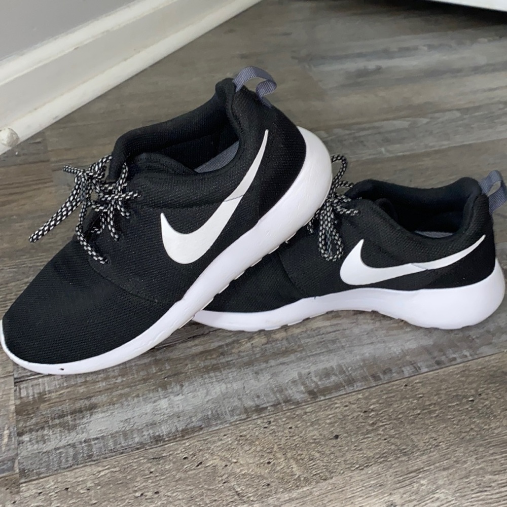 Black & White Nike tennishoes